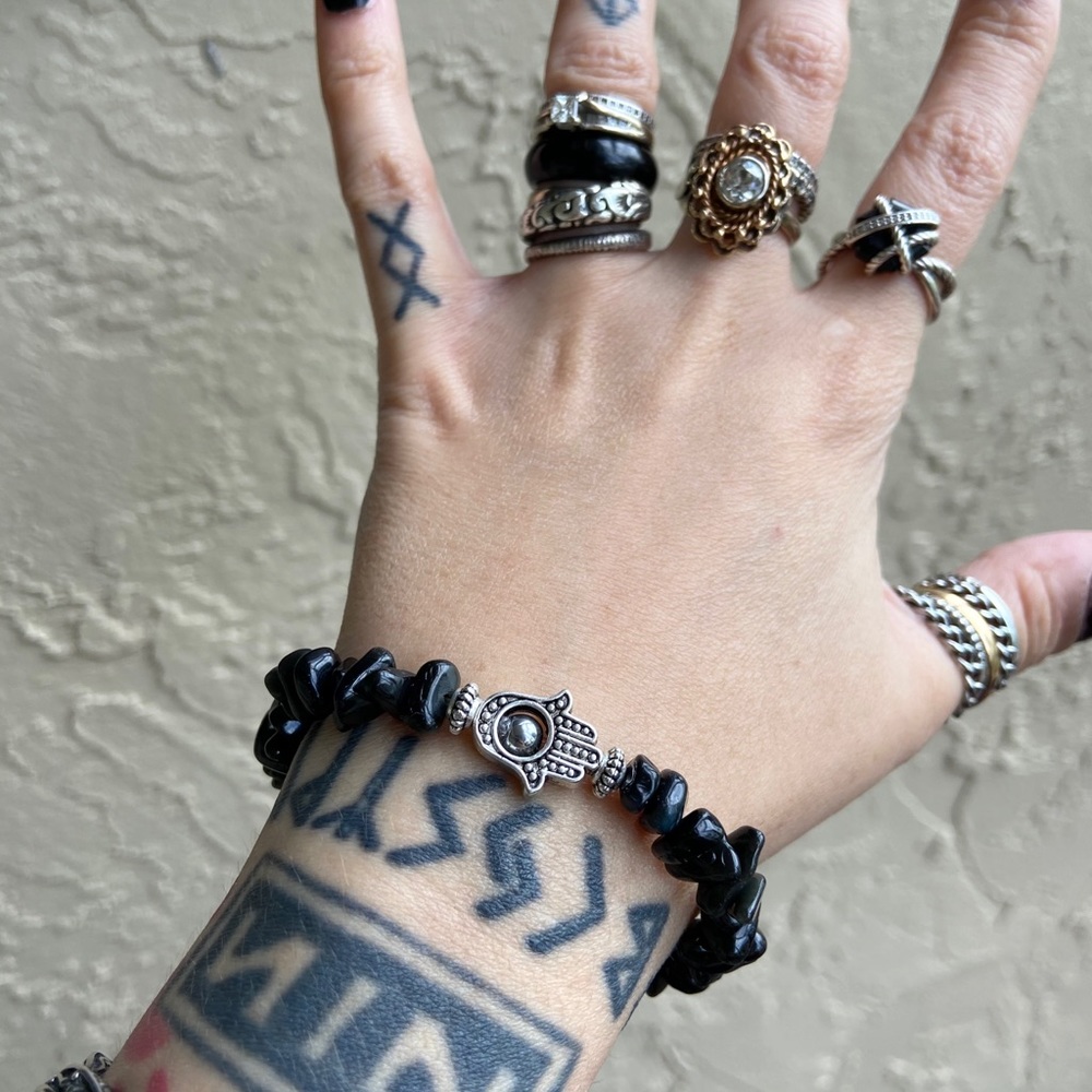 Onyx gemstones chips hamsa hand charm bracelet - Picture 9 of 10